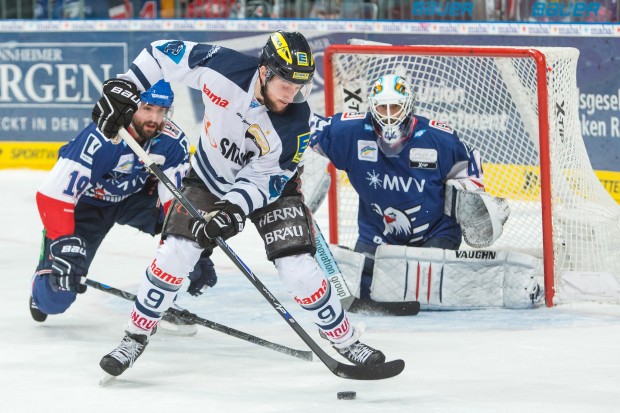Die Panther um Brandon Buck (weißes Trikot) erspielten sich viele Chancen. Die Adler behielten aber die Oberhand. Foto: City Press