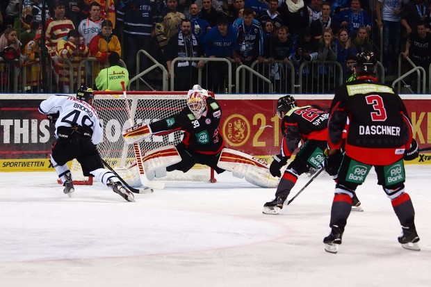 Brendan Brooks erzielt das 2:0 gegen Tyler Beskorowany - Foto: Häfner