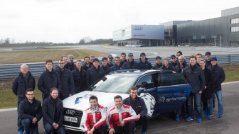 Das Team des ERC Ingolstadt mit den Audi Werksfahrern Rockenfeller und Molina Das Team des ERC Ingolstadt mit den Audi Werksfahrern Rockenfeller und Molina