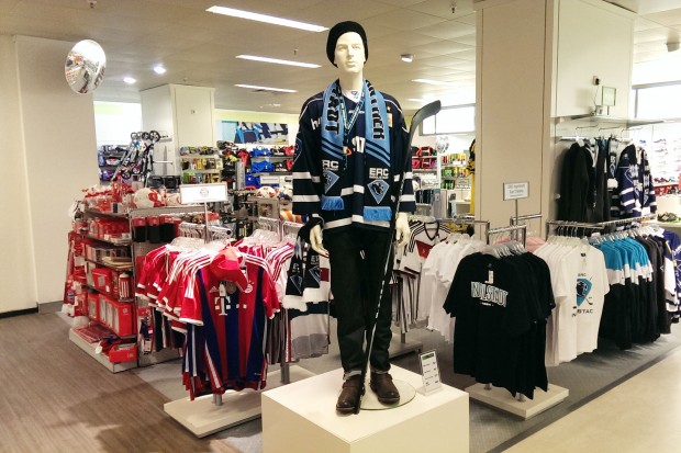 ERC Fanartikel sind im 2. OG bei GALERIA Kaufhof in der Ludwigstraße erhältlich.