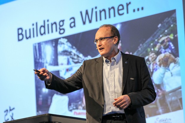 "Building a winner" - Headcoach Larry Huras begeistert mit seinem Vortrag zum Ende des Workshops... - Foto: Bösl