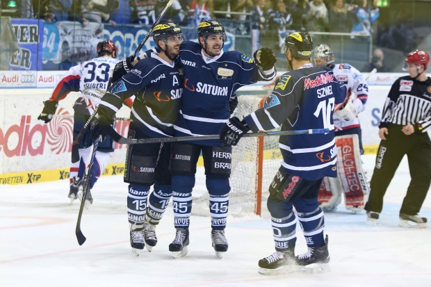 Der ERC Ingolstadt hat den Halbfinaleinzug perfekt gemacht. Der Jubel nach Alexandre Picards Tor zum 1:1 war groß. Foto: Jürgen Meyer