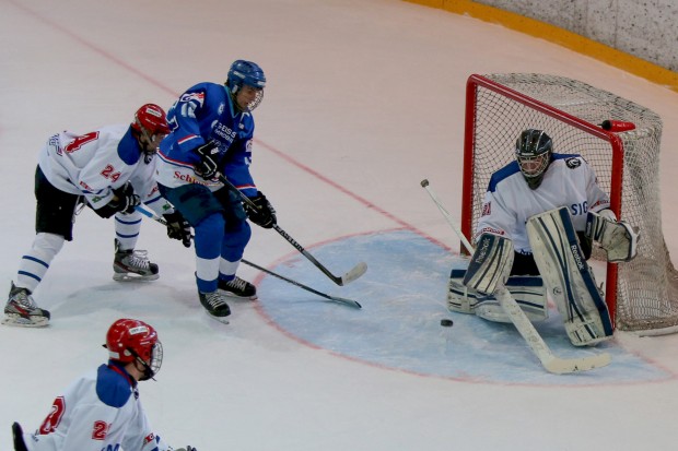 Markus Mühlbauer (im blauen Trikot) traf für die Jungpanther gegen Freiburg zum Aufstieg. Foto: Jürgen Meyer