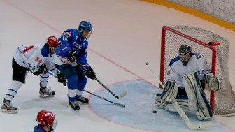 Markus Mühlbauer (im blauen Trikot) traf für die Jungpanther gegen Freiburg zum Aufstieg. Foto: Jürgen Meyer Markus Mühlbauer (im blauen Trikot) traf für die Jungpanther gegen Freiburg zum Aufstieg. Foto: Jürgen Meyer