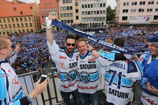 Ein Meer aus Schals - Gänsehautfeeling am Rathausplatz in Ingolstadt. Foto: Stefan Bösl - www.kbumm.de