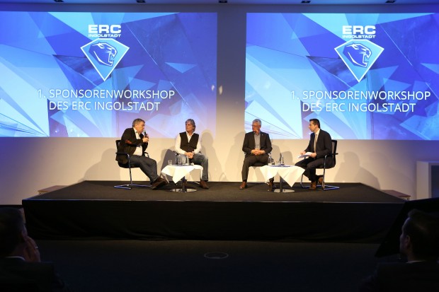 Illustres Podium: Werner Rabe (Bayerisches Fernsehen), Matthias Schumann (DEL), Franz Reindl (Präsident DEB) und Moderator Bernhard Mahler. - Foto: Bösl