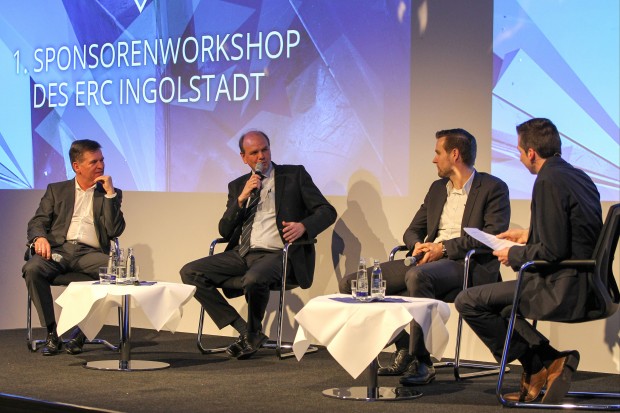 Thomas Wünnenberg (l.), Andreas Schmidt und Bernhard Mahler hören zu, als Gerhard Bonschab aus der Historie des ERC erzählt... - Foto: Bösl