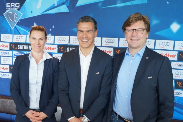 Manny Viveiros (center) ist ERC Ingolstadt's new head coach. Peppi Heiß (right) assists him, Maritta Becker supports as fitness coach.