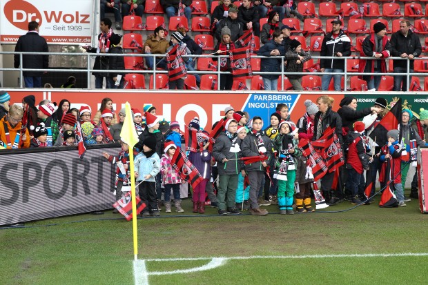Ganz nah dran: Die Kinder des Xaver Kids Club statteten den Schanzer Bazis einen Gegenbesuch ab und besuchten ein Fußballspiel des FCI. Foto: Meyer