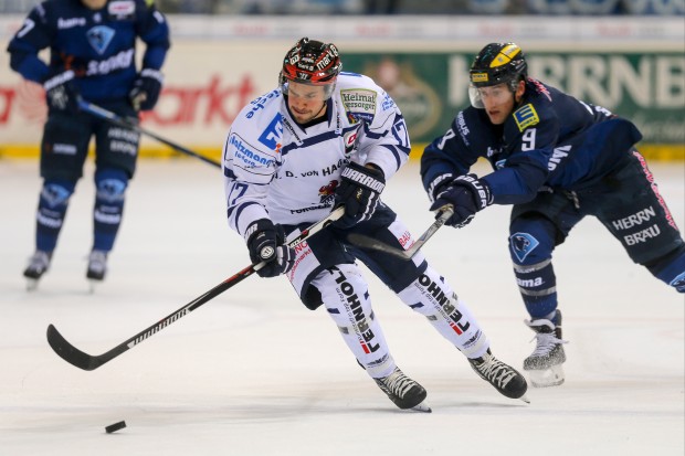 Iserlohn (links, Brooks Macek) und Ingolstadt (Brandon Buck) lieferten sich eine spannende Partie am Seilersee. Foto (Archiv): st-foto.de / Strisch