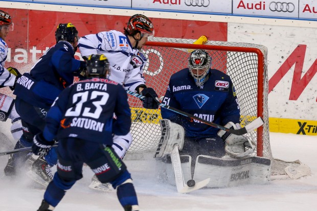 Die Iserlohn Roosters spielten ab dem zweiten Drittel stark auf. Timo Pielmeier verhinderte mit guten Paraden erst noch Schlimmeres. Foto: st-foto.de / Traub - Strisch