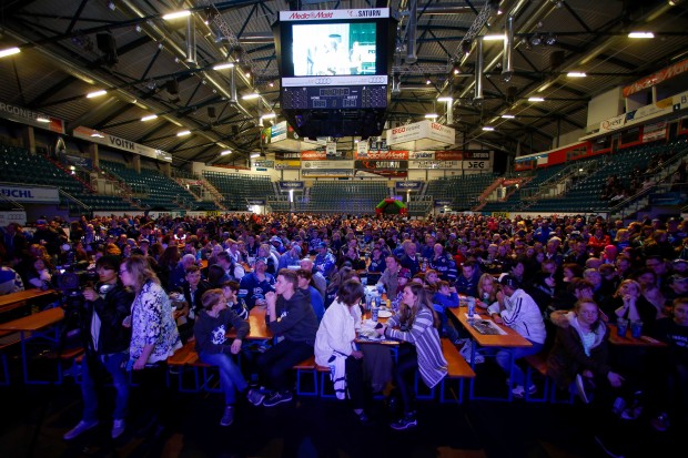 1500 Fans beim Saisonabschlussfest in der Saturn Arena (Foto: Strisch)