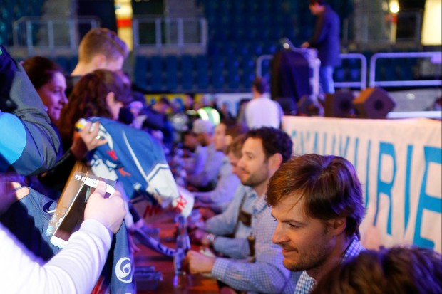 Große Autogrammstunde im Anschluss an das Bühnenprogramm. (Foto: Strisch)