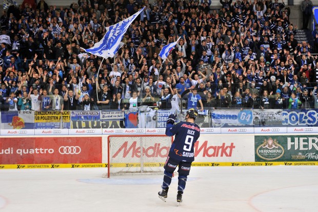 Die Fans feiern Brandon Buck nach seinem Doppelpack. Foto: st-foto.de / Traub