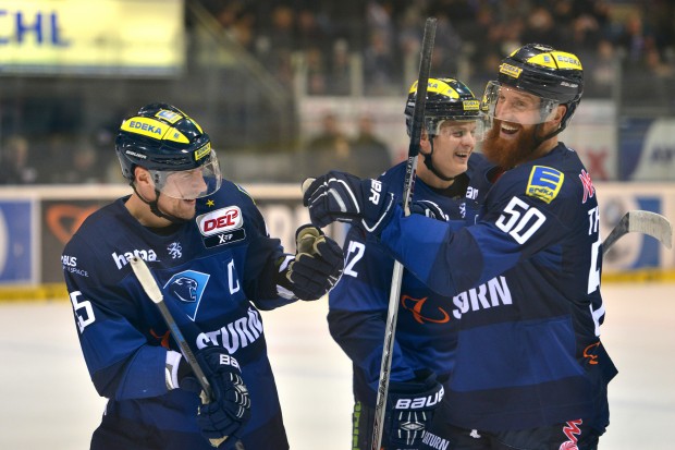 Patrick Köppchen (im Bild mit Martin Davidek, Nr 12, und Thomas Pielmeier, Nr 50) krönte sein Heim-Comeback mit einem Kontertor. Foto: st-foto.de / Strisch-Traub