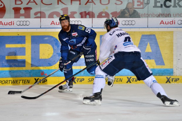 Thomas Pielmeier (hier gegen Henry Haase) traf zur Pantherführung. Foto: st-foto.de / Traub