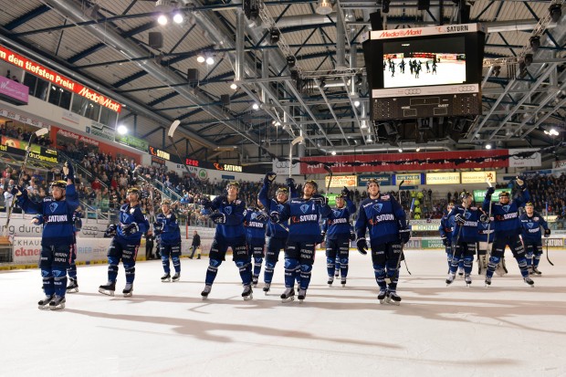 4703 Zuschauern erlebten rauschendes After-Work-Hockey in der Saturn Arena. Die Mannschaft bedankte sich für die Unterstützung. Foto: st-foto.de / Traub