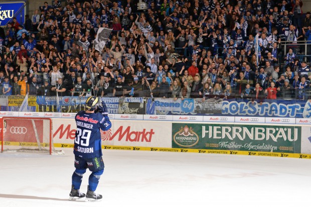 Thomas Greilingers 3:1 sicherte den Panther-Sieg ab. Er feierte im Anschluss mit den Fans einen gelungenen Abend. Foto: st-foto.de / Traub