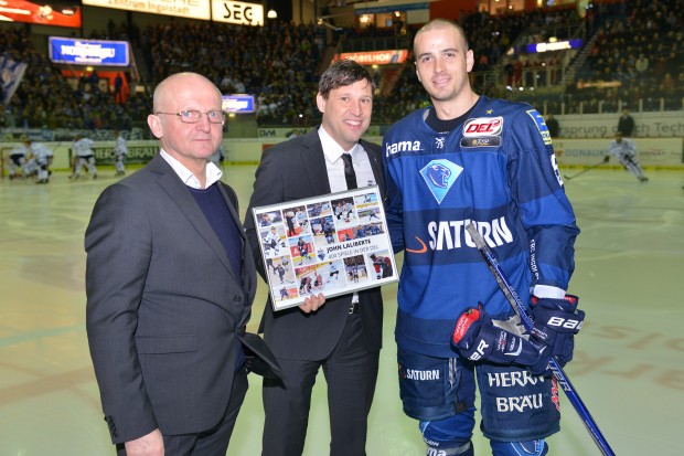 John Laliberte (right) at the honor ceremony with CEO Claus Gröbner and sports director Jiri Ehrenberger . Foto: st-foto.de / Traub