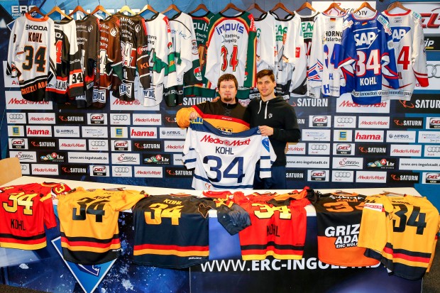 Thomas Paul zeigte Benedikt Kohl nach einem ERC-Heimspiel seine Sammlung. Der ERC-Verteidiger war beeindruckt. Foto: st-foto.de / Strisch