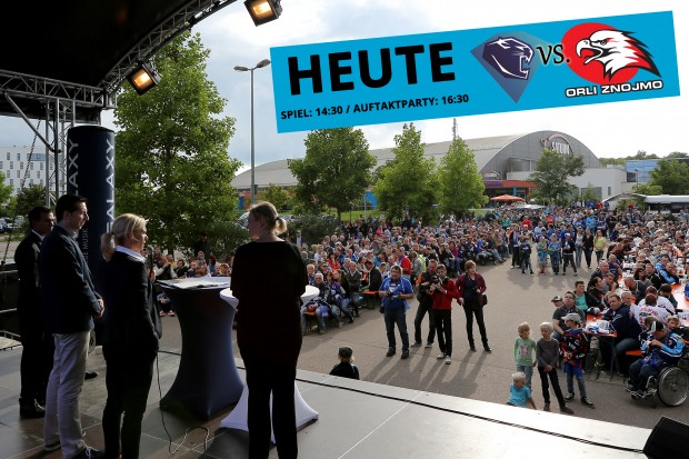 Heute stellt sich das Team auf und neben dem Eis vor. Foto: Jürgen Meyer