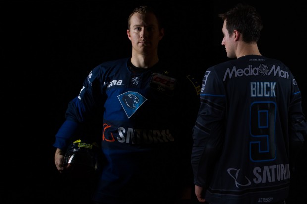 Patrick McNeill im blauen und Brandon Buck im grauen Trikot... (Fotos: Strisch)