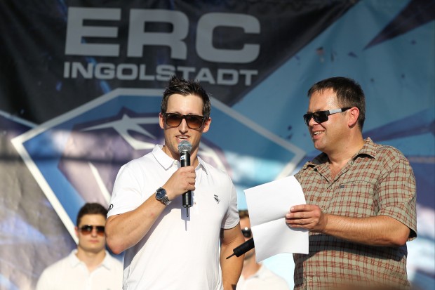 2020 - Brandon Buck verkündet die goldene Zahl auf der Saisoneröffnungsfeier an die Fans. Foto: Bösl / kbumm.de