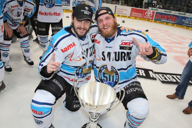 Tim Conboy (r.; mit JF Boucher) nach dem Gewinn der Meisterschaft in Köln.

Foto: Stefan Bösl / kbumm.de