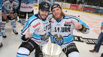 Tim Conboy (r.; mit JF Boucher) nach dem Gewinn der Meisterschaft in Köln.
Foto: Stefan Bösl / kbumm.de Tim Conboy (r.; mit JF Boucher) nach dem Gewinn der Meisterschaft in Köln.
Foto: Stefan Bösl / kbumm.de