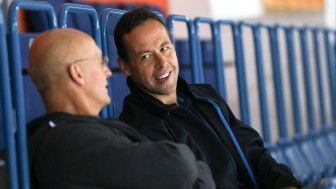 Marco Sturm (right) talking to ERC's sportsdirector Jiri Ehrenberger in Saturn Arena. Foto: Stefan Bösl / kbumm.de