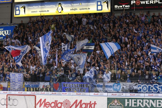 Die Fankurve des ERC Ingolstadt sorgt immer für gute Stimmung. Immer. (Foto: Bösl)