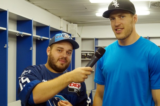 Christian Müller (links) beim Interview mit dem Panther-Recken Benedikt Schopper.