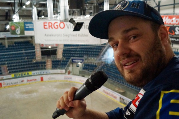 Die Aussichtskanzel der WebPanthers ermöglicht den perfekten Blick aufs Eis und die Tribünen.
