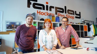 Die Mitarbeiter des Fairplay Hockey Shops freuen sich auf Ihren Besuch. Die Mitarbeiter des Fairplay Hockey Shops freuen sich auf Ihren Besuch.