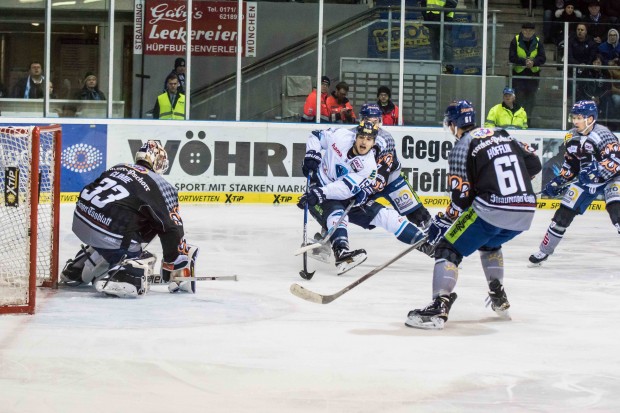 Bei diesem schönen Drehschuss scheiterte John Laliberte (in weiß), doch seine Panther siegten 4:3 in Straubing. Foto: Straubing Tigers