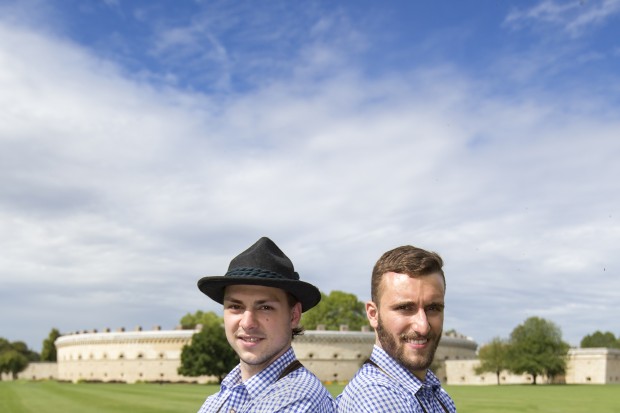 David Elsner (links) und Stephan Kronthaler in weiß-blau. Die beiden gebürtigen Landshuter machen auch in Tracht eine gute Figur. (zur Vollansicht auf das Foto klicken) Foto: Oliver Strisch