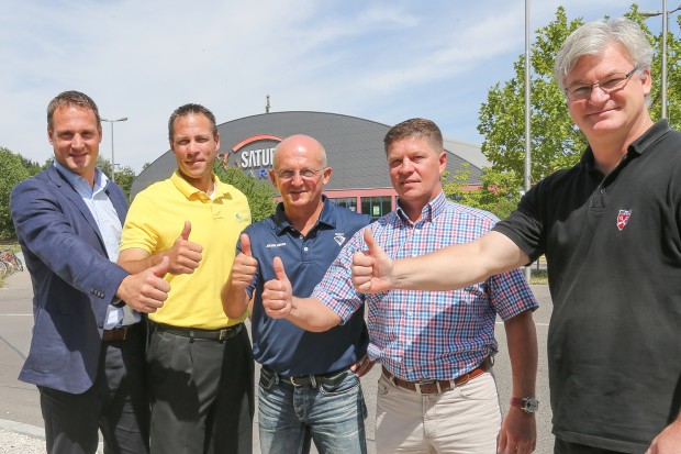 Die Kooperationspartner (von links): Michael Kreitl und Mike Muller vom ESVK, Jiri Ehrenberger vom ERCI, Sergej Waßmiller vom EHC Bayreuth und Ivo Stellmann-Zidek vom EV Regensburg. Foto: Strisch