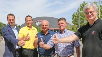 Die Kooperationspartner (von links): Michael Kreitl und Mike Muller vom ESVK, Jiri Ehrenberger vom ERCI, Sergej Waßmiller vom EHC Bayreuth und Ivo Stellmann-Zidek vom EV Regensburg. Foto: Oliver Strisch Die Kooperationspartner (von links): Michael Kreitl und Mike Muller vom ESVK, Jiri Ehrenberger vom ERCI, Sergej Waßmiller vom EHC Bayreuth und Ivo Stellmann-Zidek vom EV Regensburg. Foto: Oliver Strisch