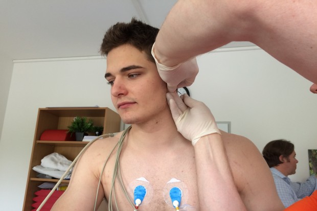 Marc Schmidpeter gibt vor dem Losradln Blut, damit sein Laktatwert im Ruhezustand erfasst ist.