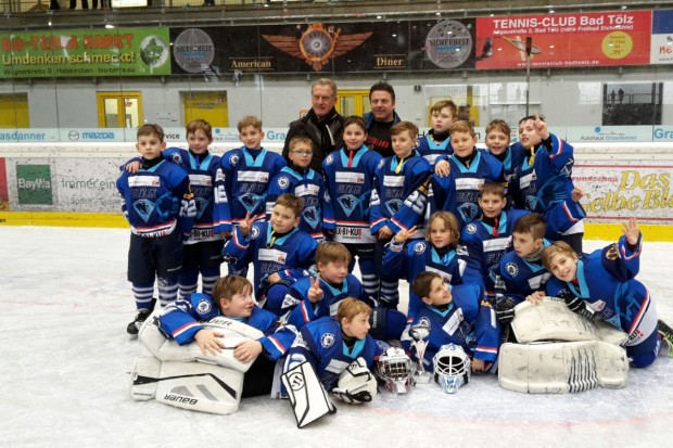 Die U10 gewann das Turnier in Bad Tölz. Trainerlegende Hans Zach gratulierte Terry Campbell und der Mannschaft zu tollen Leistungen.