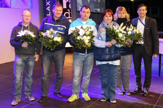 Claus Gröbner (r.) bedankte sich mit einem Blumenstrauss bei den ehrenamtlichen Helfern... (Foto: Meyer)