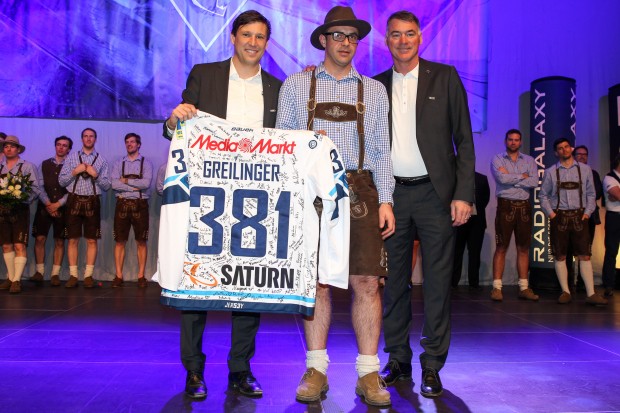Thomas Greilinger erhielt ein Trikot mit der Nummer 381 und vielen Unterschriften der Fans. (Foto: Meyer)