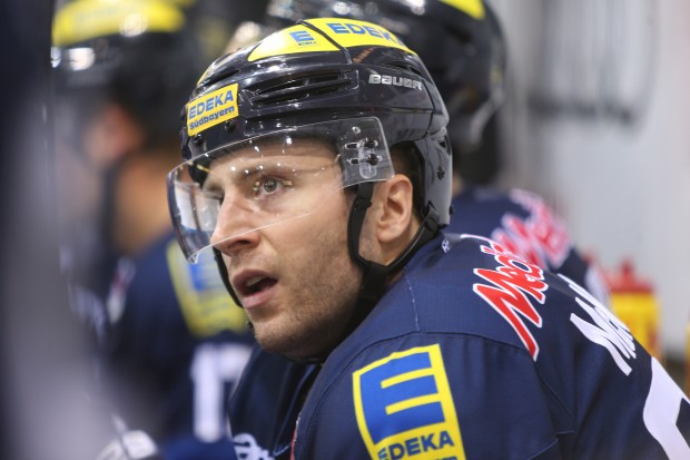 Brandon McMillan erhält vertretungsweise für eine starke Teamleistung eine Auszeichnung. Foto: Jürgen Meyer / kbumm.de
