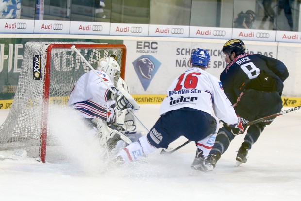 Hier erzielt Brandon Buck die 1:0 Führung für den ERC. Foto: Jürgen Meyer - www.kbumm.de