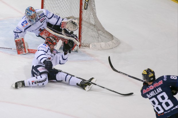 Brandon McMillan (rechts) überwindet Roosters-Goalie Pickard zum zwischenzeitlichen 4:1. Foto: Jürgen Meyer / kbumm.de