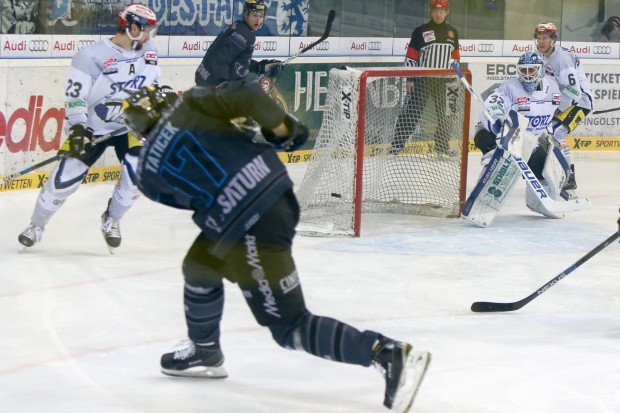 Die Panther um Petr Taticek trafen gegen Schwenningen sechsmal. Foto: Jürgen Meyer / kbumm.de