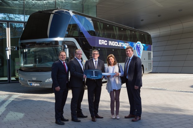 Symbolische Schlüsselübergabe: Christian Fischer (MAN Truck & Bus Deutschland GmbH), Claudius Rehbein (ERC Ingolstadt Eishockeyclub GmbH), Heiko Haumer (MAN Truck & Bus Deutschland GmbH), Monika Wallhäußer (Reisebüro Stempfl), Wolfgang Tyroller (MAN Truck