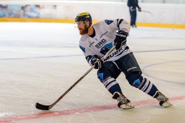 Thomas Pielmeier, hier während des Eistrainings in Latsch, steht heute Abend vor seinem ersten Spiel im Panther-Trikot. Foto: Markus Fischer / mfipics.de