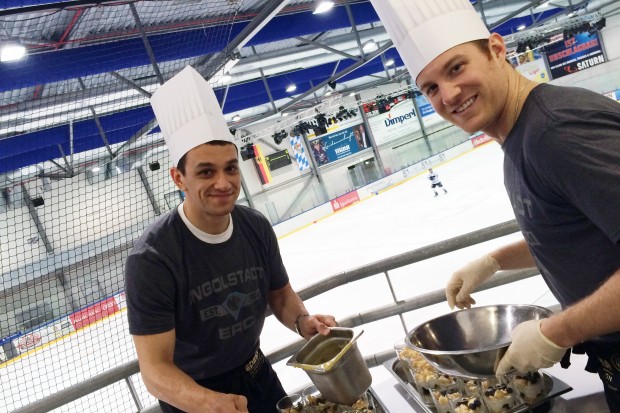Brian Salcido (links) und Patrick McNeill waren im Vorjahr beim Panther Dinner für die Nachspeise zuständig. Foto: Martin Wimösterer