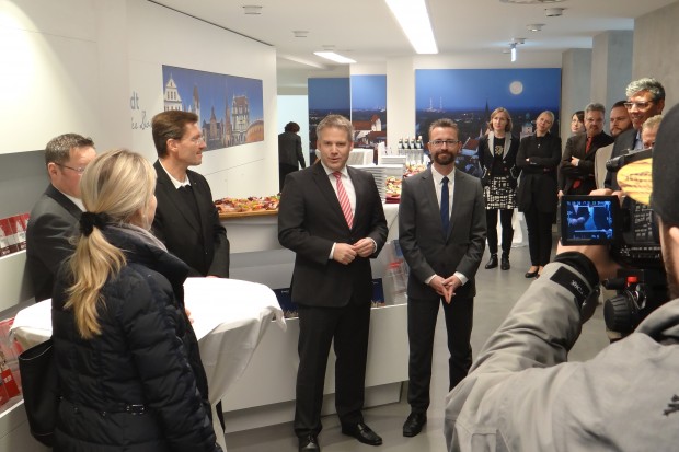 Bürgermeister Christian Lösel (Mitte) präsentierte die neuen Räumlichkeiten.                             